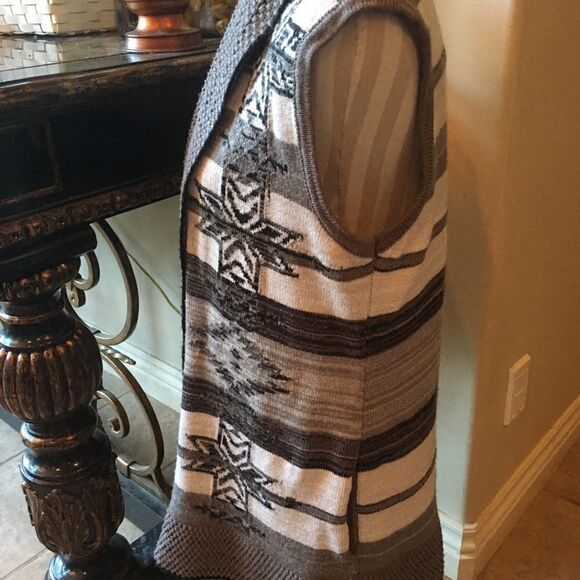 BCBG SLEEVELESS Cardigan Vest with Folding Lapel! - Picture 4 of 16